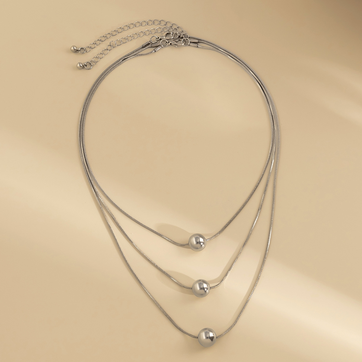 A simple French cold style round bead collarbone chain necklace with a minimalist design for women, featuring cross-border accessories from Europe and America Application Scenario