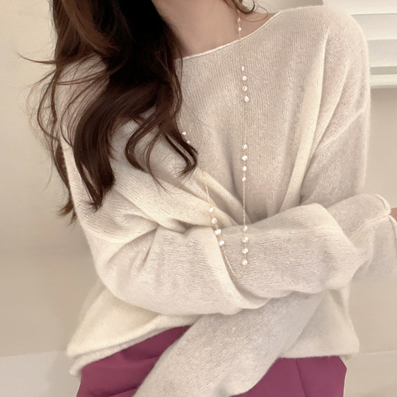 The 2023 new pearl necklace is a long, light luxury and niche design for women. It features a sweater chain with a cool and elegant style Application Scenario
