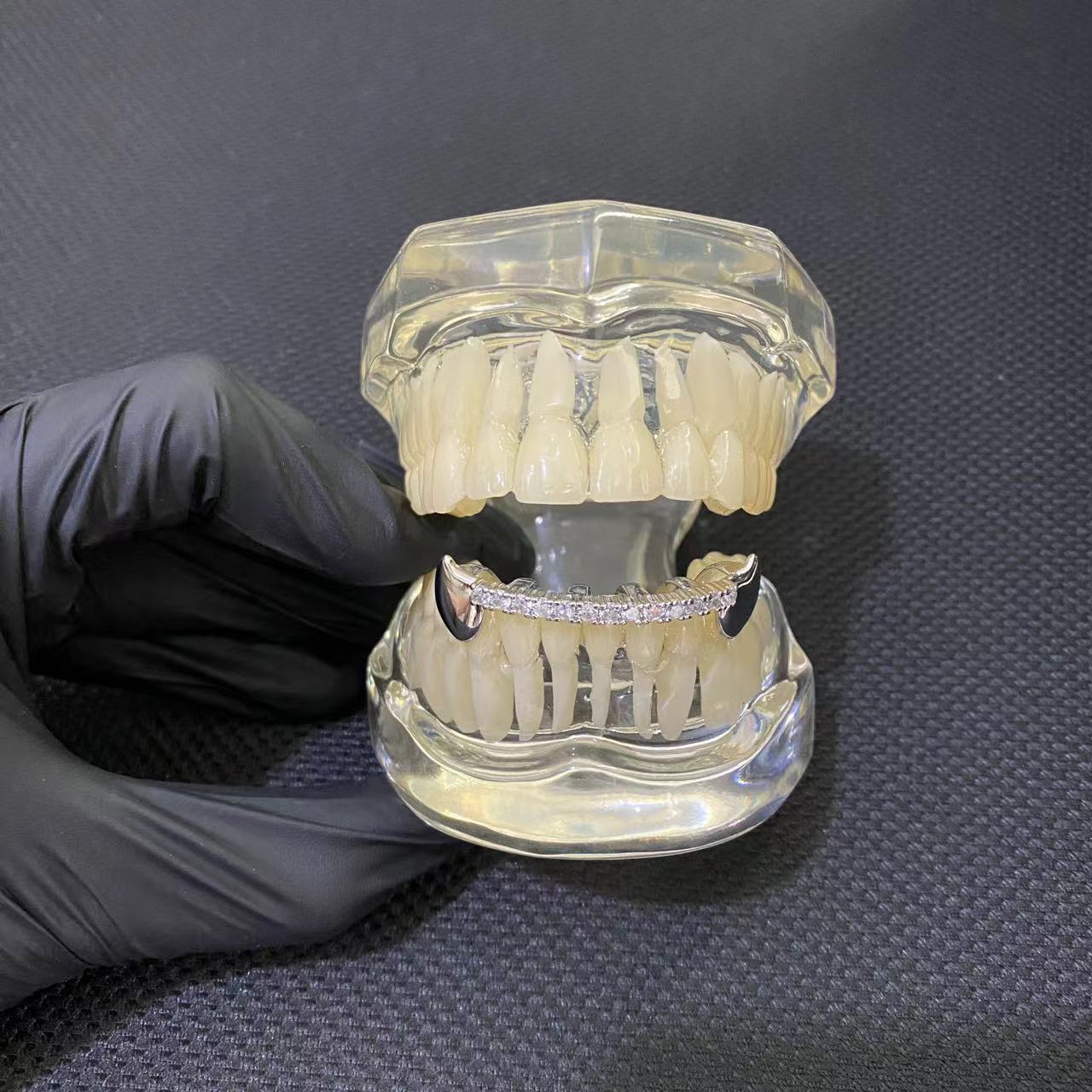 TeethGrillz, a direct-sale hip-hop zirconium-inlaid decorative braces in Europe and America, is a direct-sale product from the manufacturer with genuine gold electroplated braces Application Scenario