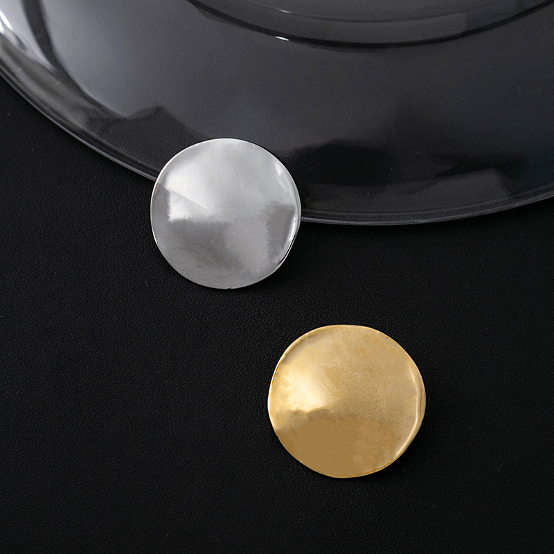 Wholesale of cross-border exaggerated metal geometric brooches from Europe and America, simple and versatile round high-end clothing accessory brooches full figure