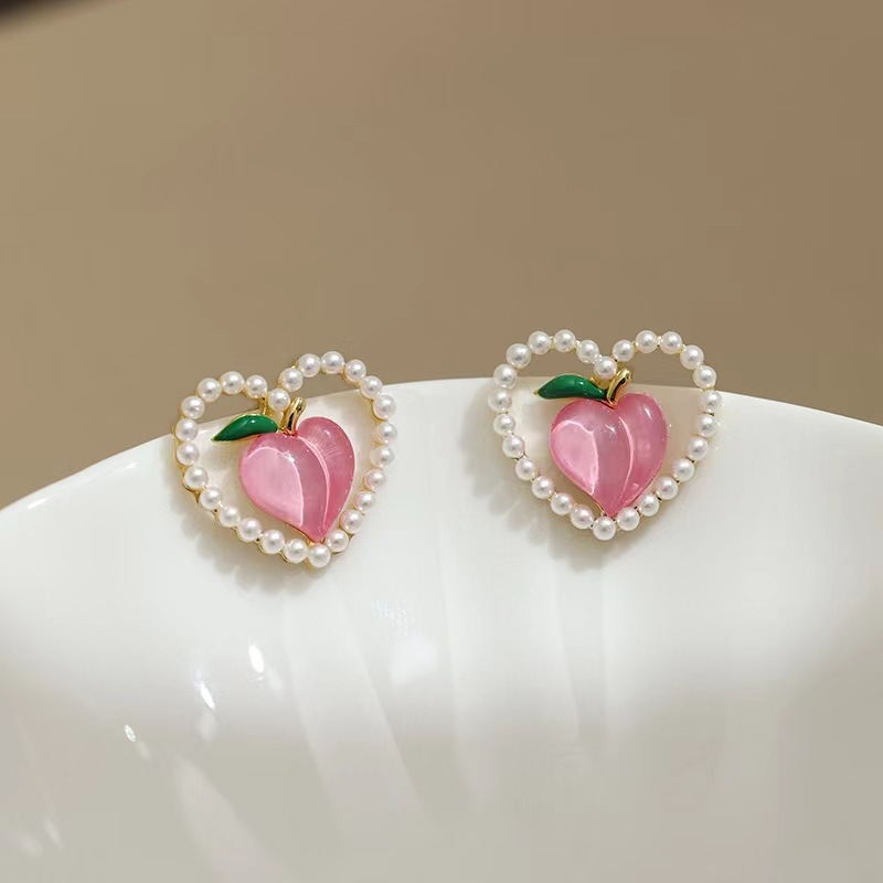 Pink and tender peach heart-shaped earrings, a niche design for women, high-end stud earrings, a new style of elegant pearl earrings in 2025 Application Scenario
