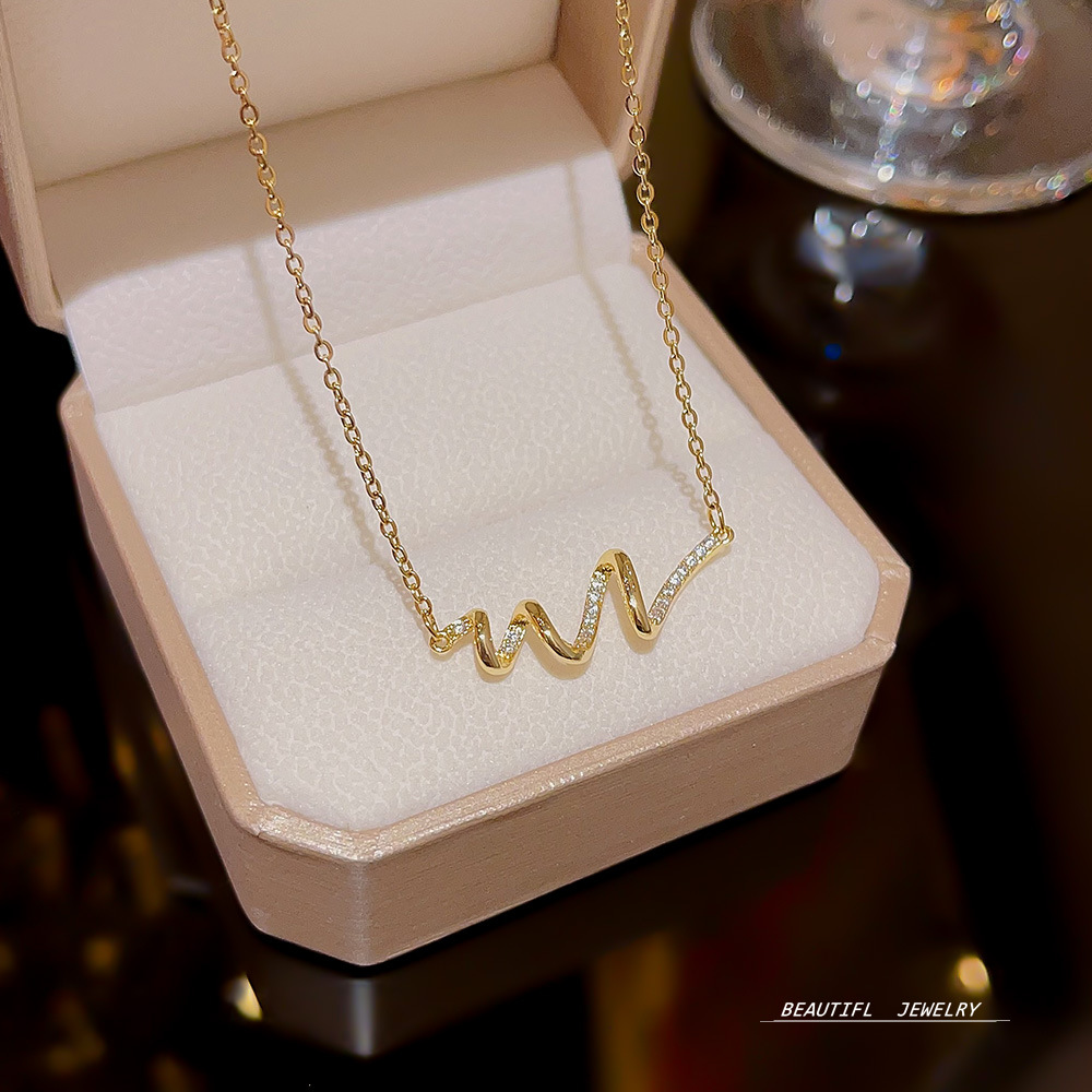 A new Korean Instags-style simple geometric necklace accessory that is versatile for women, a light luxury necklace with a niche design and a collarbone chain full figure