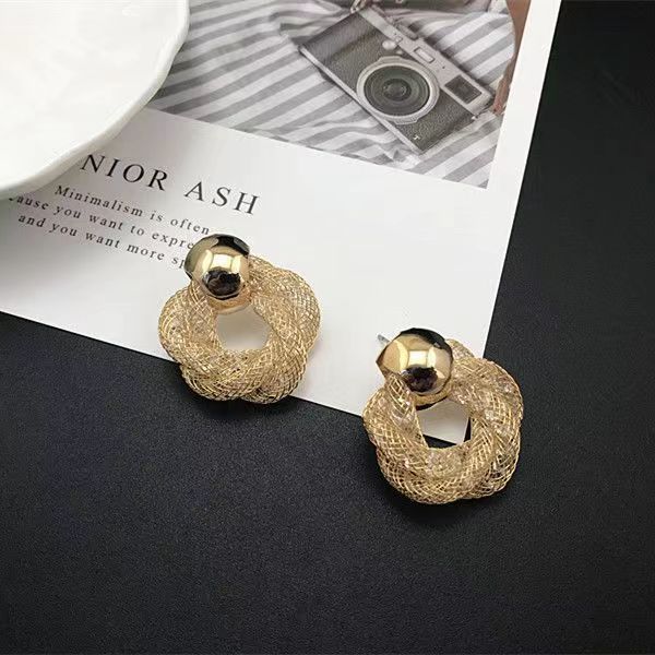 Metal European and American style sparkling diamond twist ear rings, light luxury, niche and versatile design sense earrings, fashionable and high-end earrings Specification drawing