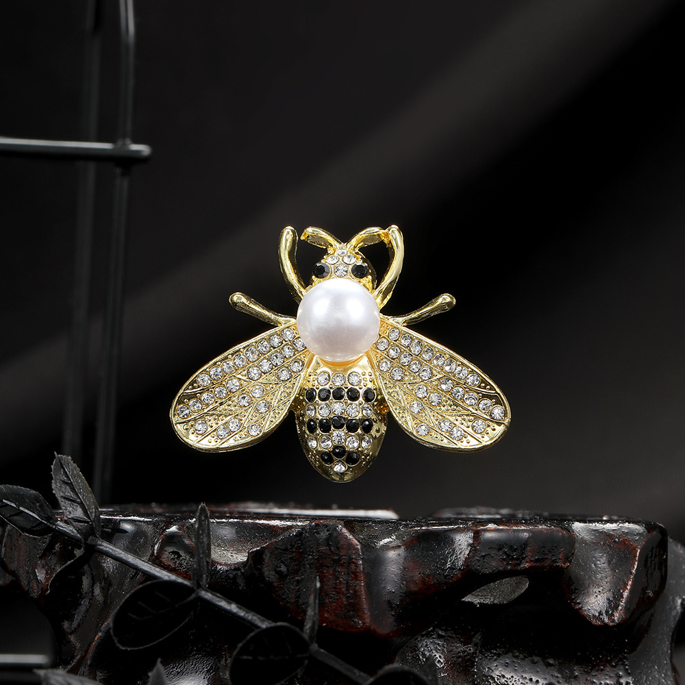 Cross-border European and American cute diamond-encrusted pearl bee brooch, heavy industry, light luxury, high-end sense, fashionable and elegant suit pin details Picture