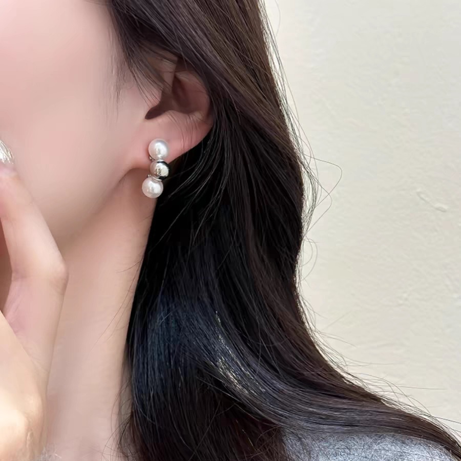 2025 French minimalist style Pearl curved earrings, cold and cool silver gentle earrings, niche design stud earrings Specification drawing