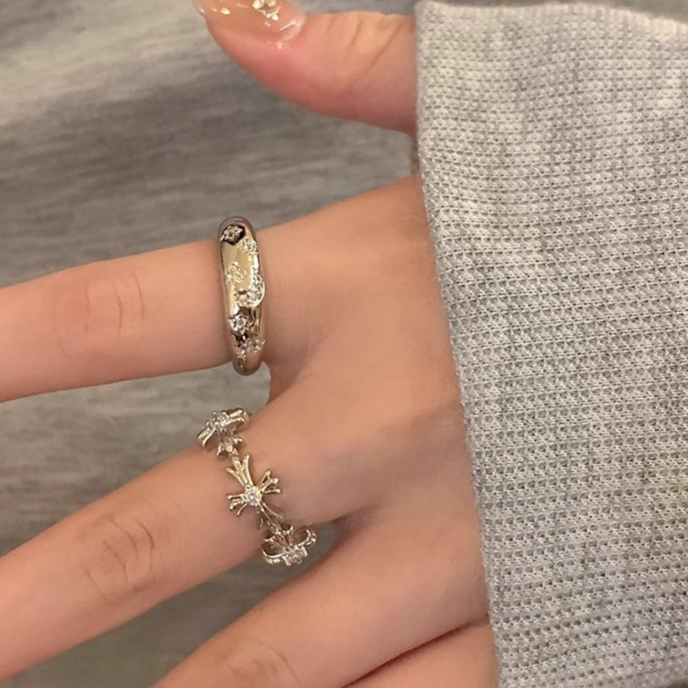 Cold and elegant silver zircon cross ring, a niche design for women, an ins light luxury index finger ring with a unique opening details Picture