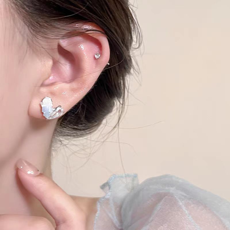 Ice-clear blue crystal heart-shaped stud earrings for women, a light luxury and high-end style, fashionable and cool, exquisite earrings details Picture
