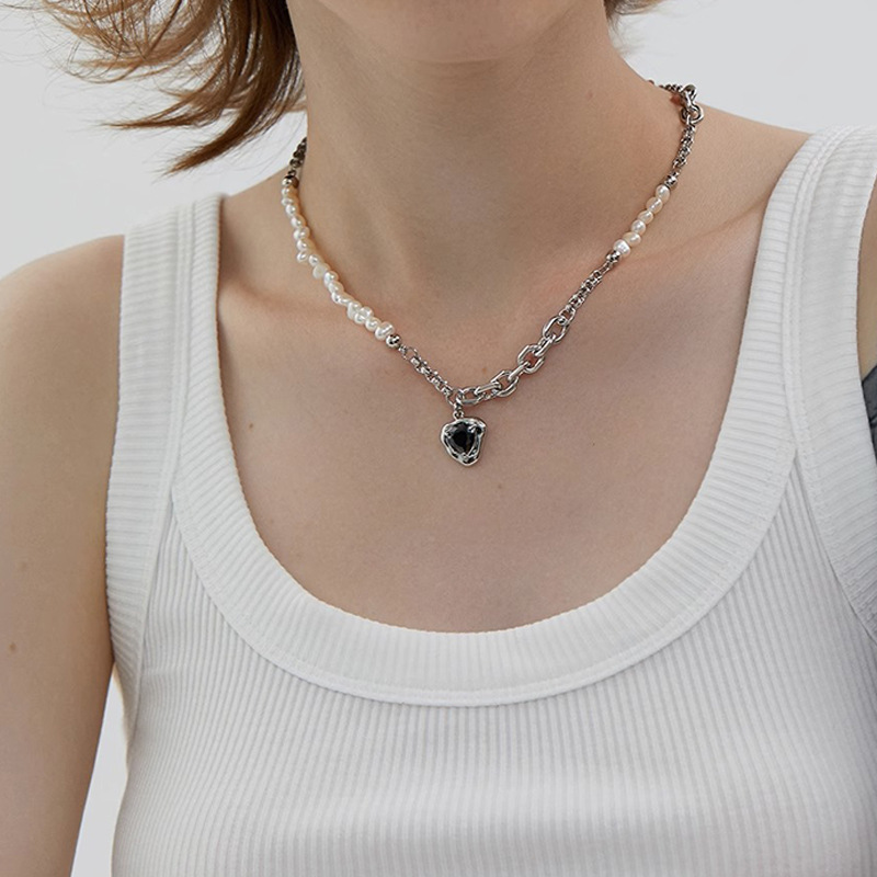 Sweet, cool, fashionable and casual chain pearl heart-shaped necklace for women, black neutral patchwork sweater chain, new style in 2024 details Picture