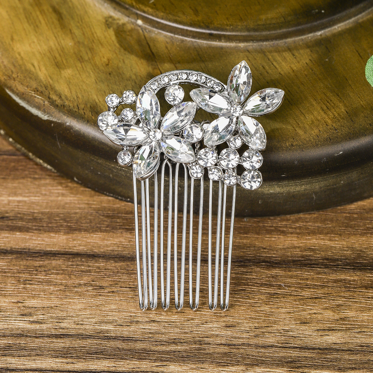 Cross-border new wedding accessories: alloy water diamond insert comb, elegant and retro wedding updo headwear, European and American bride's hair comb Application Scenario