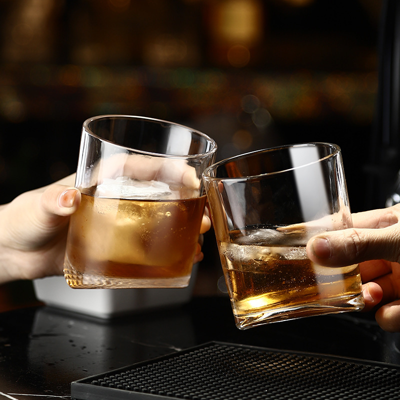 New, unique and creative tilted whisky glass, foreign wine glass, cocktail glass, wine bar sweet wine tilted untoppleable glass Specification drawing