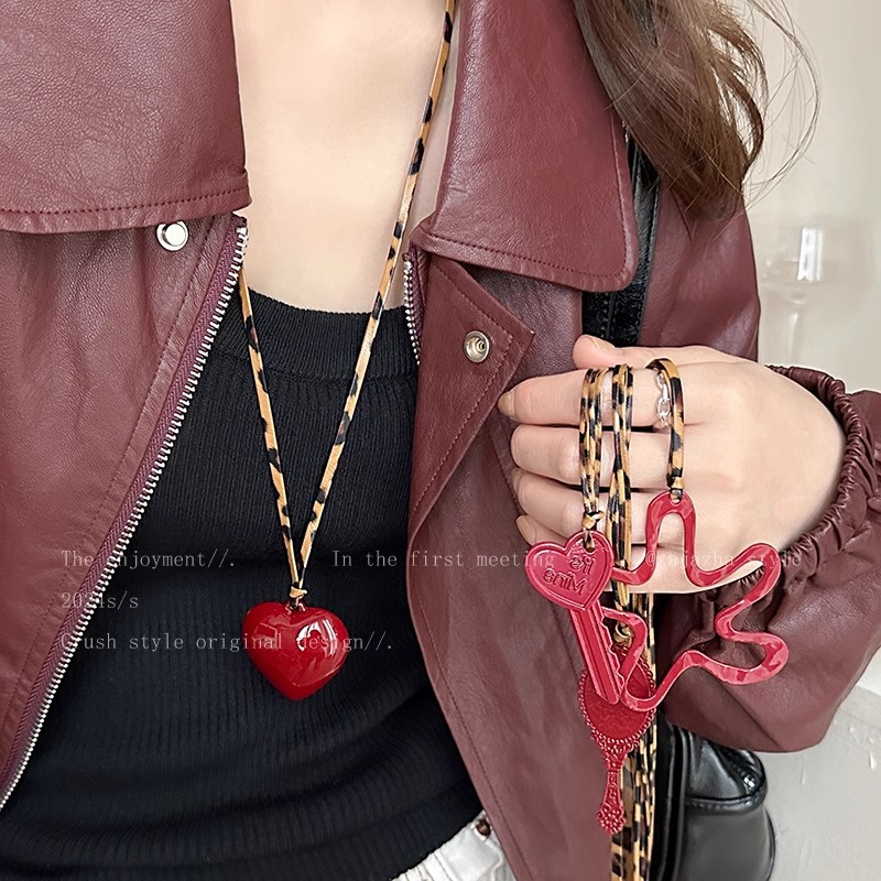 Red hollowed-out flower heart-shaped necklace for women's Spring/Summer 2025 new long Korean-style sweater chain, fashionable and stylish Specification drawing