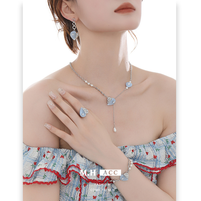 Blue metal heart-shaped necklace for women, fashionable, sweet and cool style, niche design, unique collarbone chain, original new style necklace Specification drawing