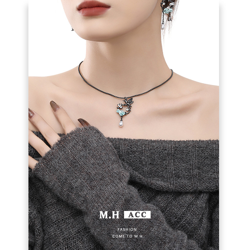 New bird blue flower necklace for women, light luxury, niche collarbone chain, original and personalized fine chain circular pendant wholesale full figure