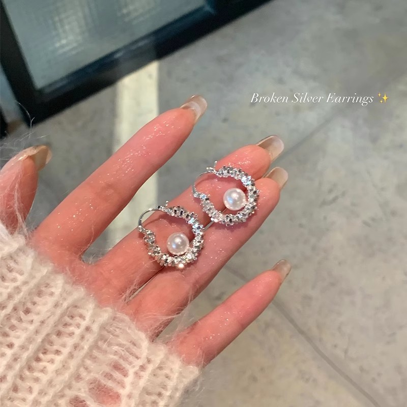 Korean-style sparkling silver pearl ring ear earrings 2025 new bestseller, high-end stud earrings with unique personality full figure