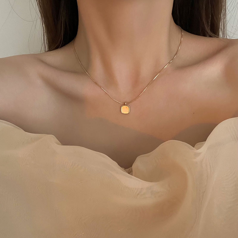 Light luxury and niche design square shell necklace, women's ins style, versatile, simple and elegant collarbone chain accessory wholesale full figure