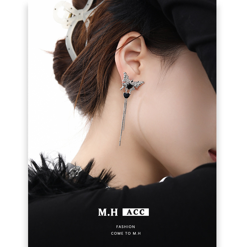 Black heart-shaped butterfly earrings with a niche design sense, a high-end winter look. 925 silver needle stud earrings, fashionable and individual Specification drawing