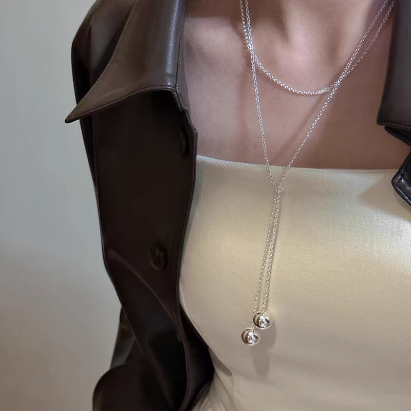 A minimalist double-round long necklace and waist chain for women, with a unique and fashionable look, is a versatile necklace and sweater chain Application Scenario