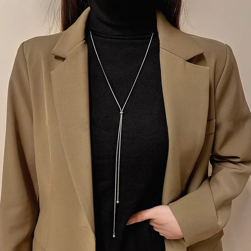 This autumn and winter hoodie, sweater and chain long design is a unique and trendy women's 2023 new titanium steel necklace that won't fade full figure