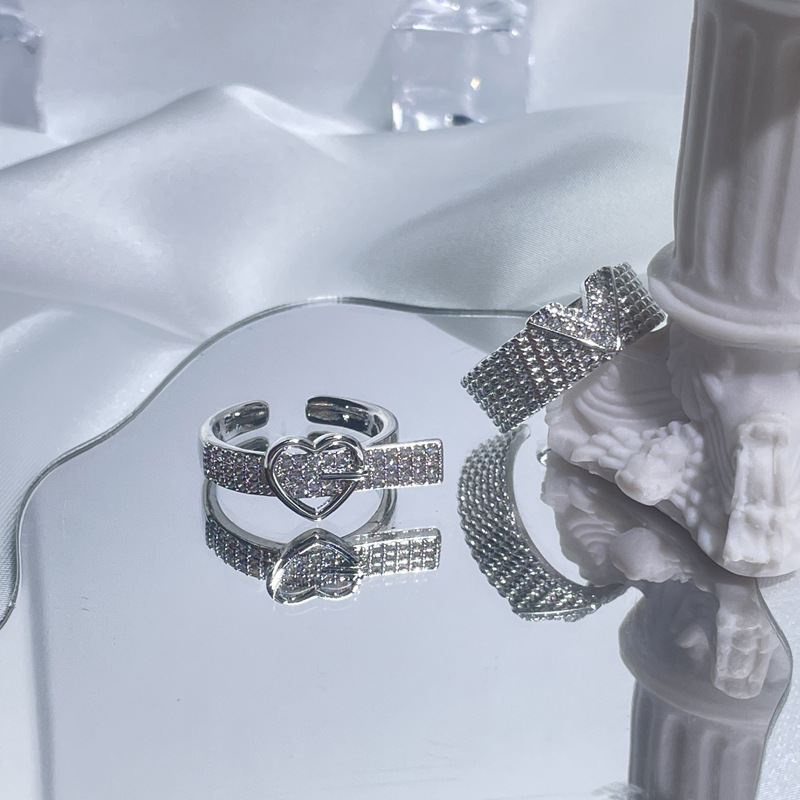 Exquisite and fashionable V-shaped heart belt buckle full of diamonds zircon open ring, a cool and stylish ring for women on Instagram full figure