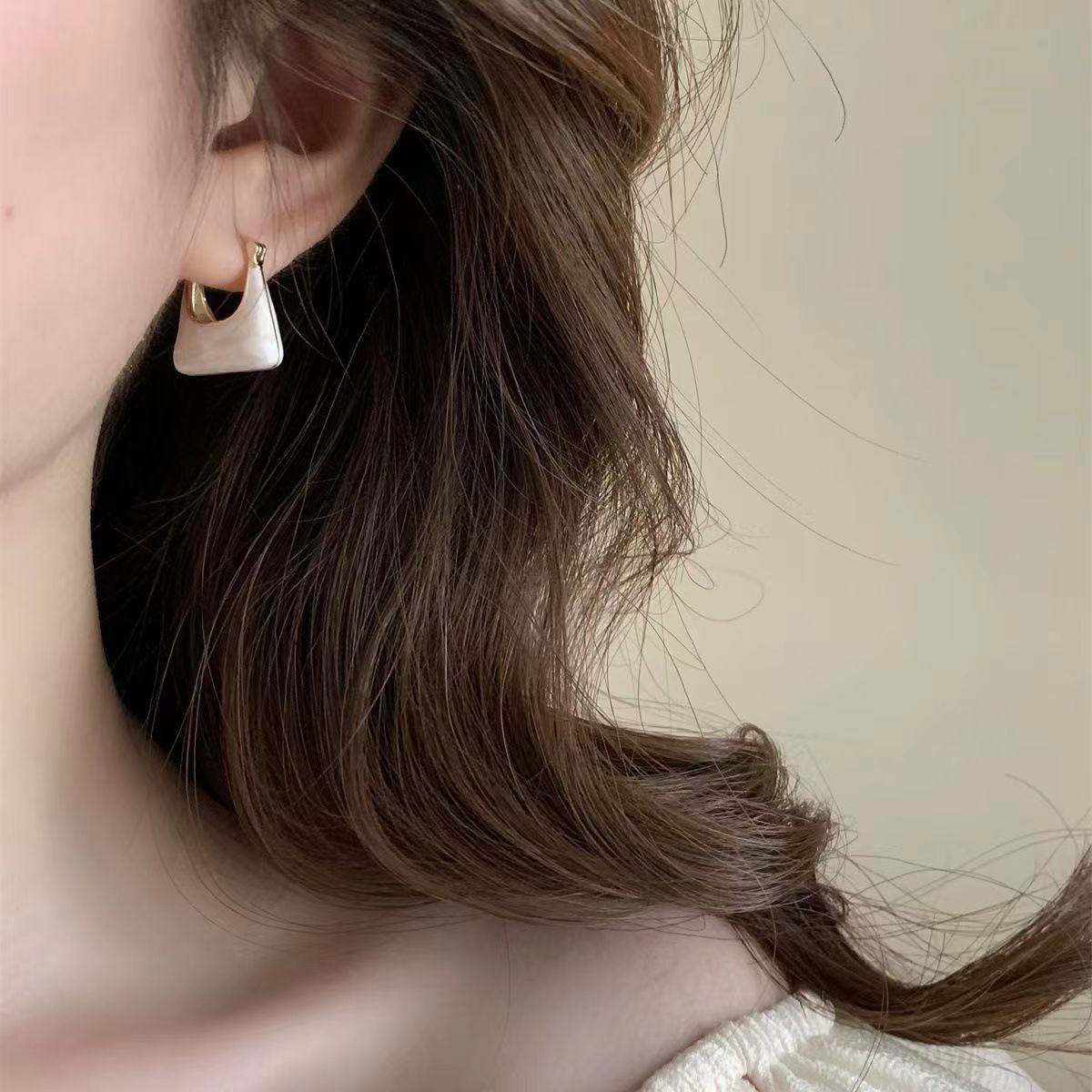 Milky and creamy ~ White oil-dripping bag ear buckles 2025 new style, trendy, small and exquisite design, ear studs and earrings details Picture