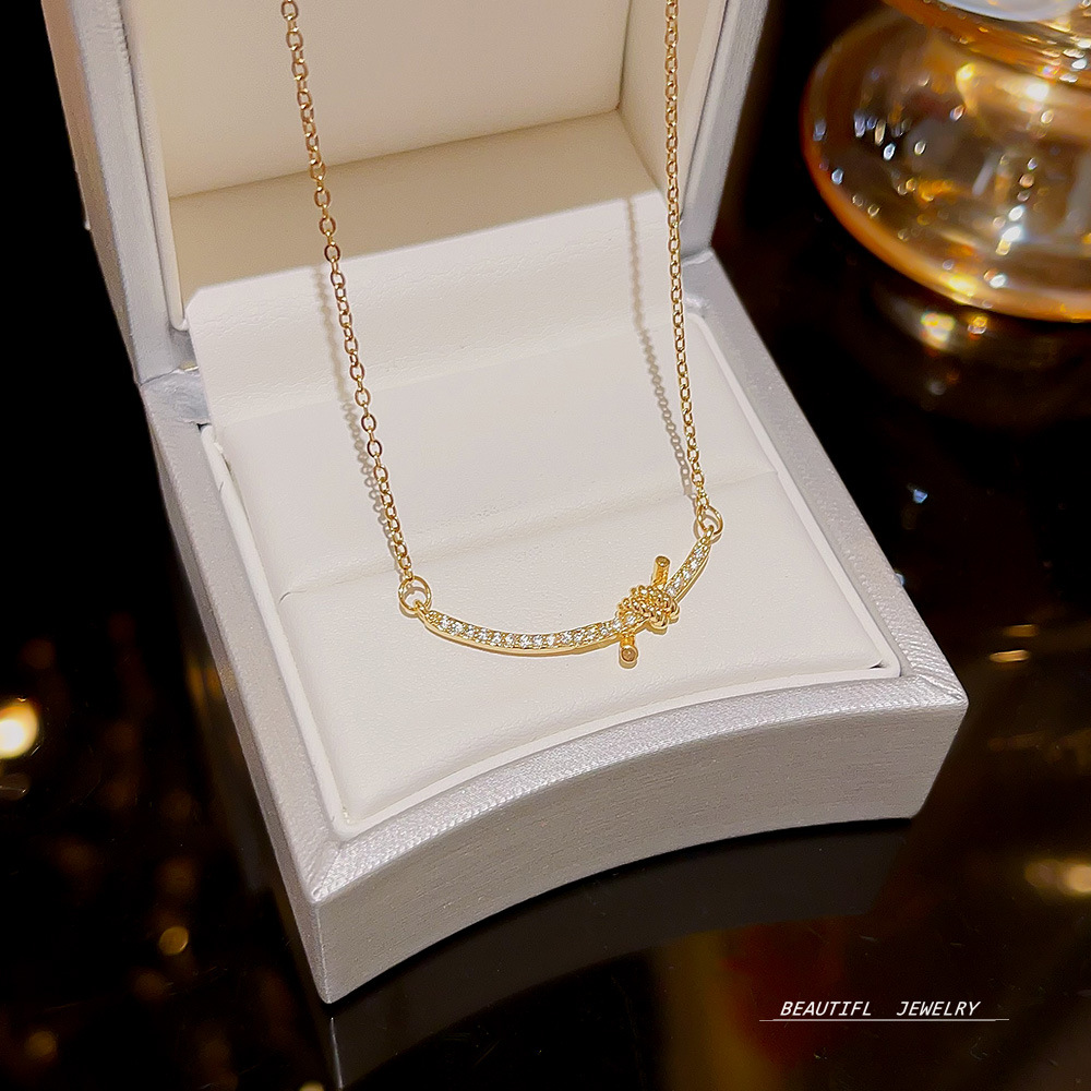 This is a niche, high-end, light luxury titanium steel necklace that doesn't fade. It's versatile for women and features an ins-style niche design. It's a collarbone chain necklace full figure