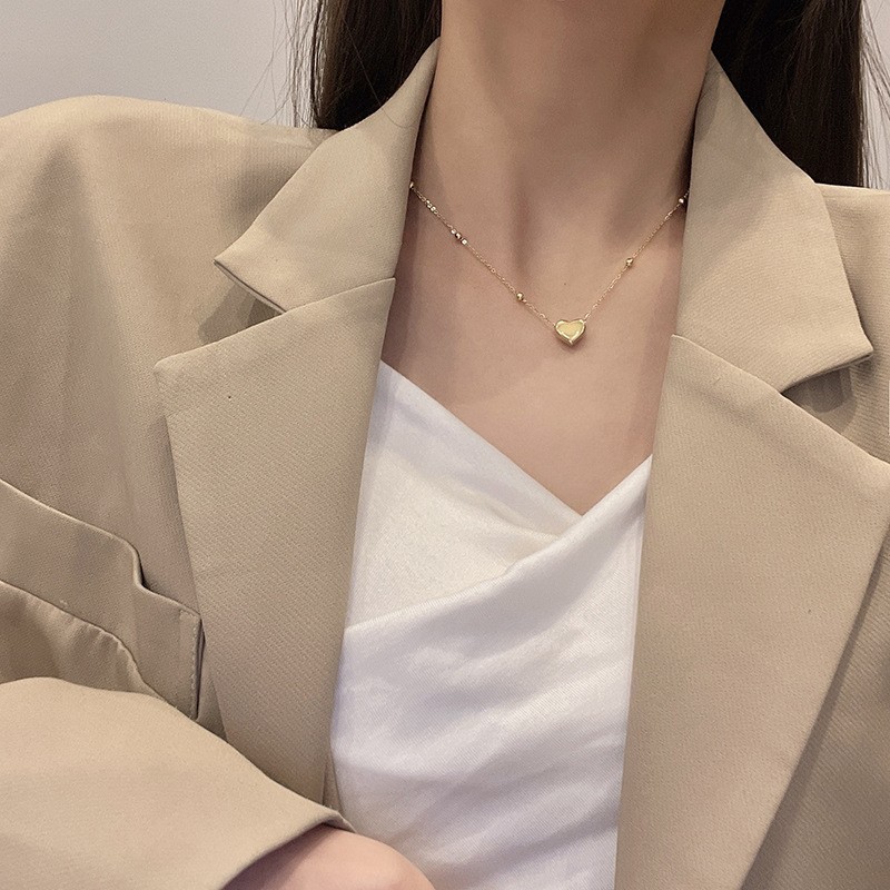 A Japanese and Korean style titanium steel non-fading heart-shaped necklace for women, a light luxury and niche hot girl sweater, a glass bead chain, a winter bestseller necklace Application Scenario