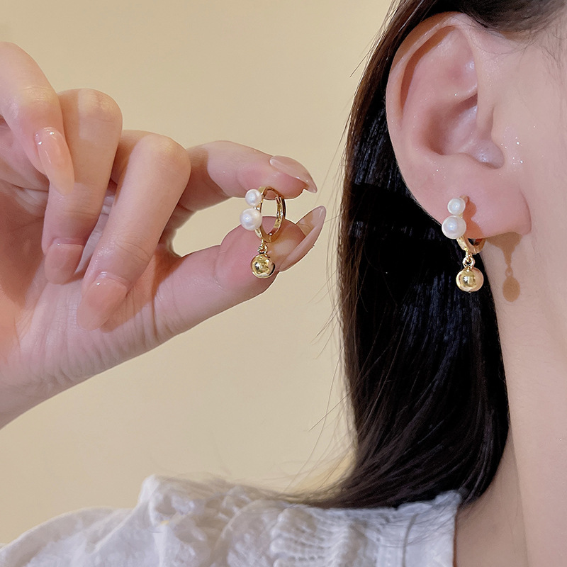 New fashionable and simple pearl ear buckles for women, light luxury, French niche design, versatile and personalized, trendy earrings wholesale Application Scenario