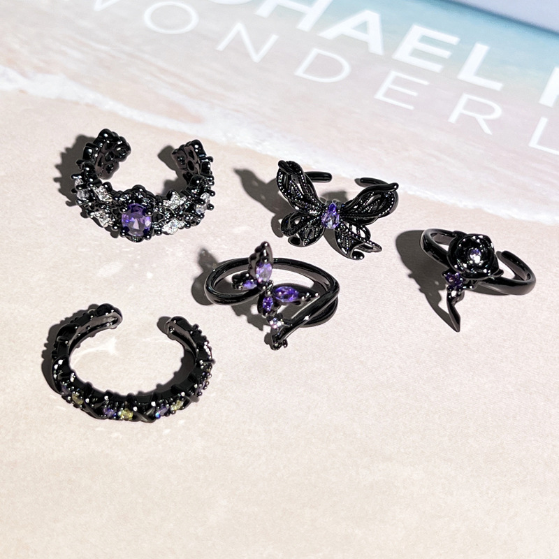 Dark black butterfly-shaped ring for women, unique punk, hot girl, high-end, gender-neutral, niche ring trend Application Scenario