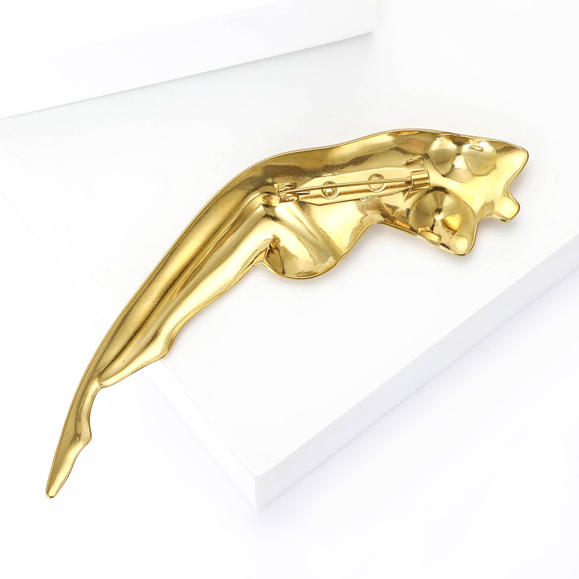 European and American stainless steel smooth human figure sculpture, cold style, high-end sense, brooch, brooch pin, accessory, special-shaped brooch clasp Specification image