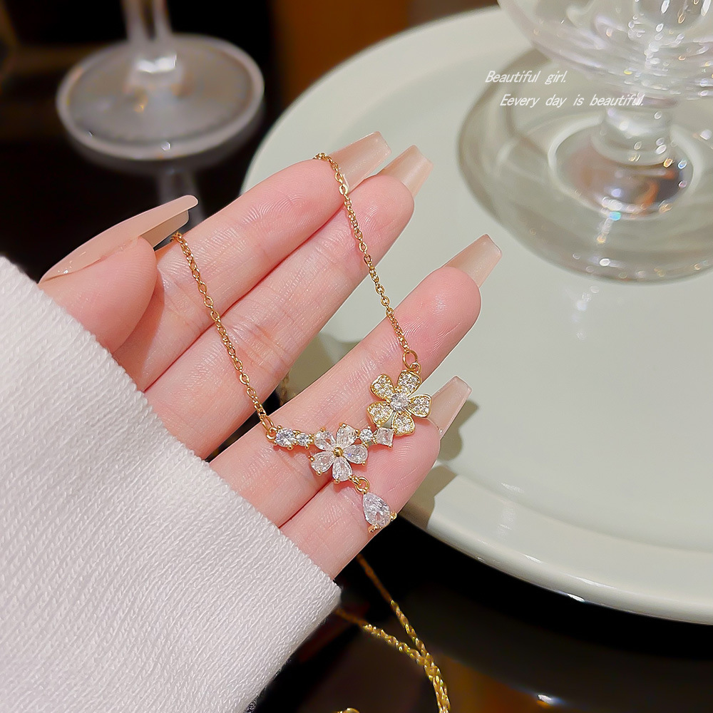 Super Flash Zircon Petal Necklace with a light luxury and niche design sense collarbone chain 2023 new bestseller necklace accessory wholesale full figure