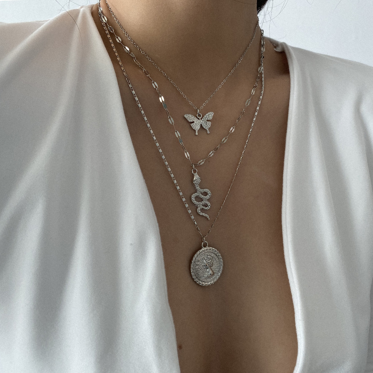 European and American cross-border jewelry, personalized butterfly Queen relief necklace, multi-layered snake-shaped micro-inlaid set necklace with feminine charm full figure