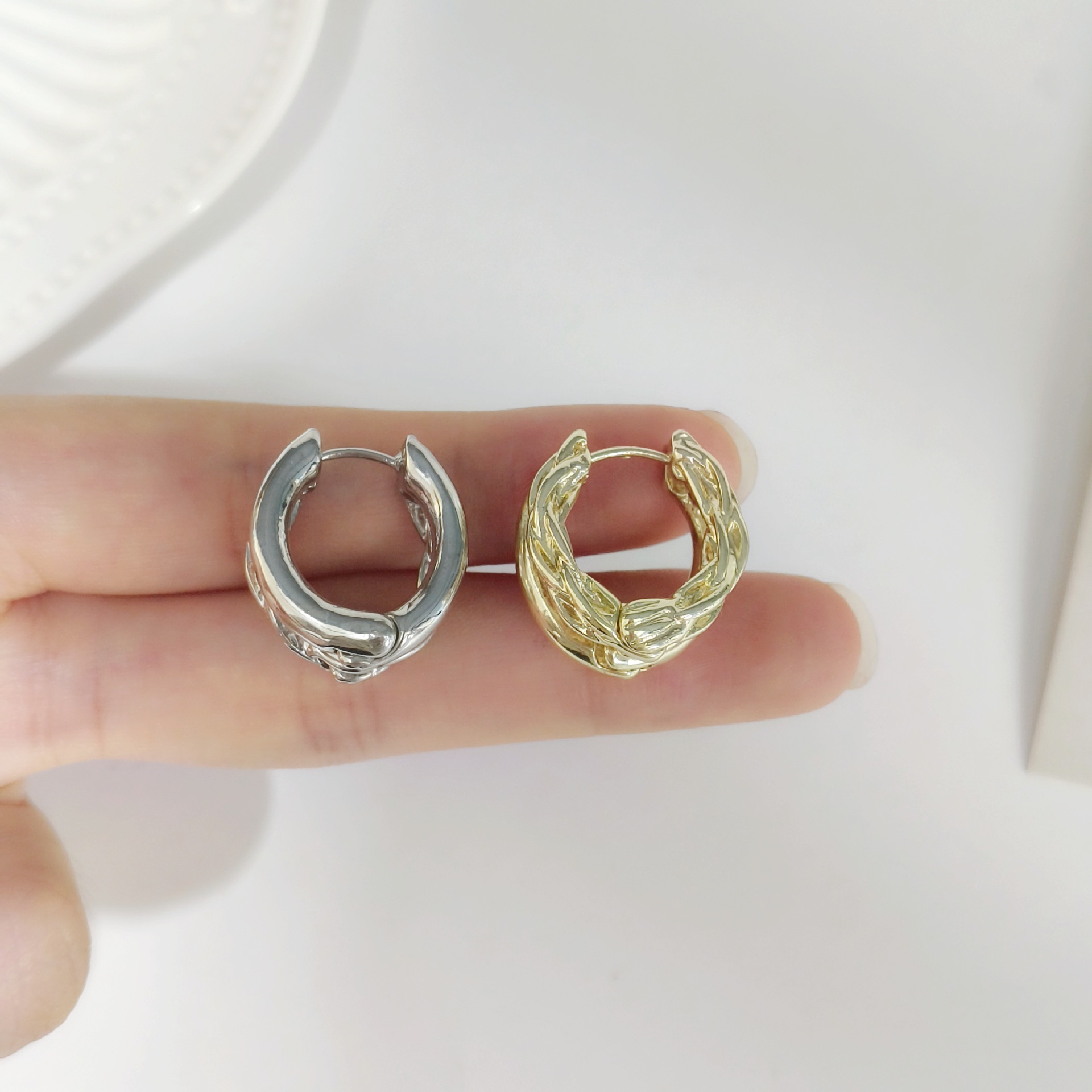 Korean-style double-layer loop ear buckles 2025 new bestseller, simple and versatile earrings, niche design sense, high-end earrings for women Application Scenario