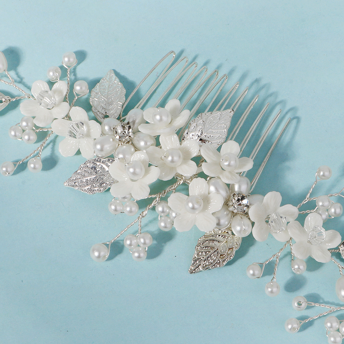 New handcrafted hair accessories from Europe and America, pearl hair combs, retro and versatile banquet dress headwear, leaf and flower hair combs Application Scenario