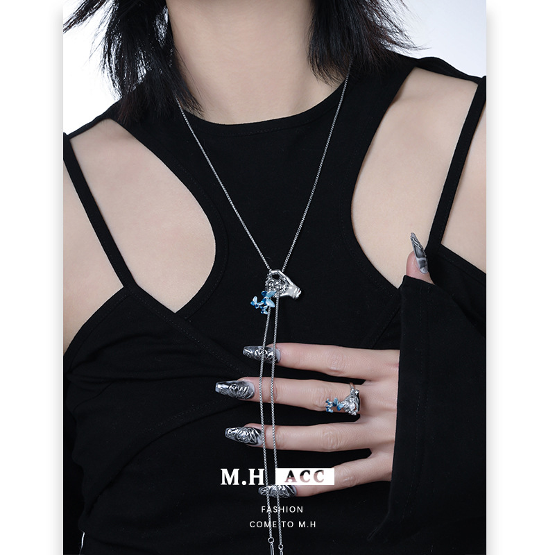 Fresh blue butterfly and hand-adjustable necklace accessory for women's autumn and winter, high-end collarbone chain, fashionable and individual necklace full figure
