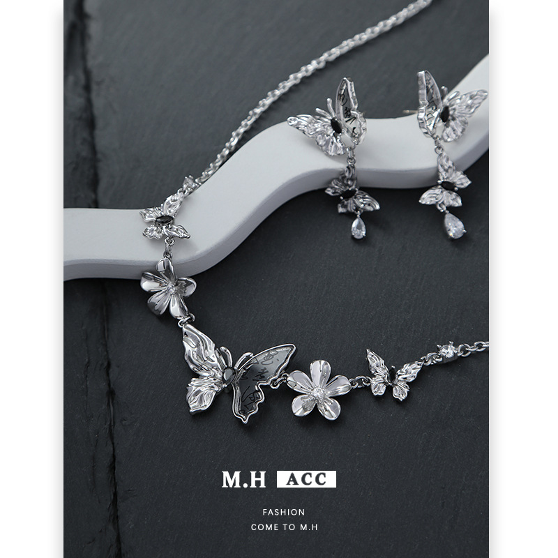 Ancient-style calligraphy and painting butterfly necklace for women, zircon that doesn't fade, light luxury and versatile sweater chain, light luxury and exquisite wholesale necklace trend Specification drawing