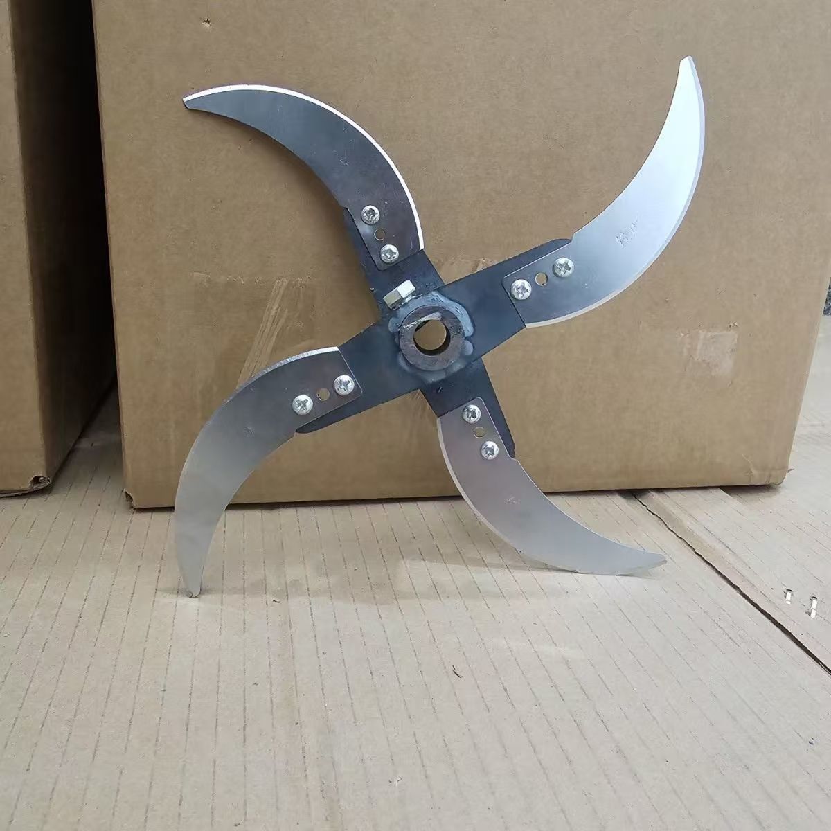 A set of special blades for homemade chicken, duck, goose and pig grass chippers, grass cutters and vegetable shredders Application Scenario