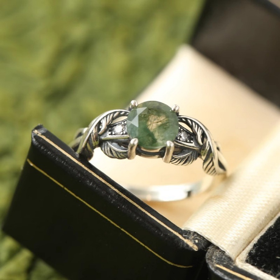 A niche design of water plant green agate ring for women, a light luxury and high-end index finger ring with an aged and retro personality, an open ring full figure