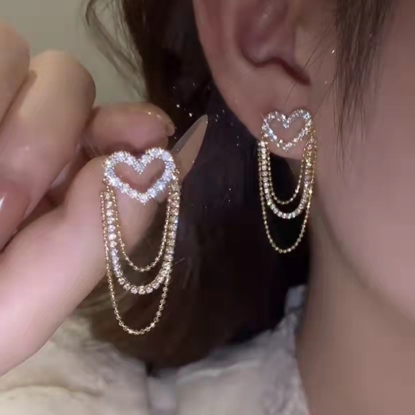 Hollowed-out heart-shaped super fairy earrings for women spring and summer, new, niche and high-end style stud earrings, light luxury earrings, tassels and retro earrings full figure