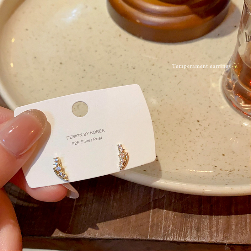 Delicate and small geometric stud earrings, a new niche design for women in 2025, a light luxury bestseller and a popular earring accessory Specification drawing