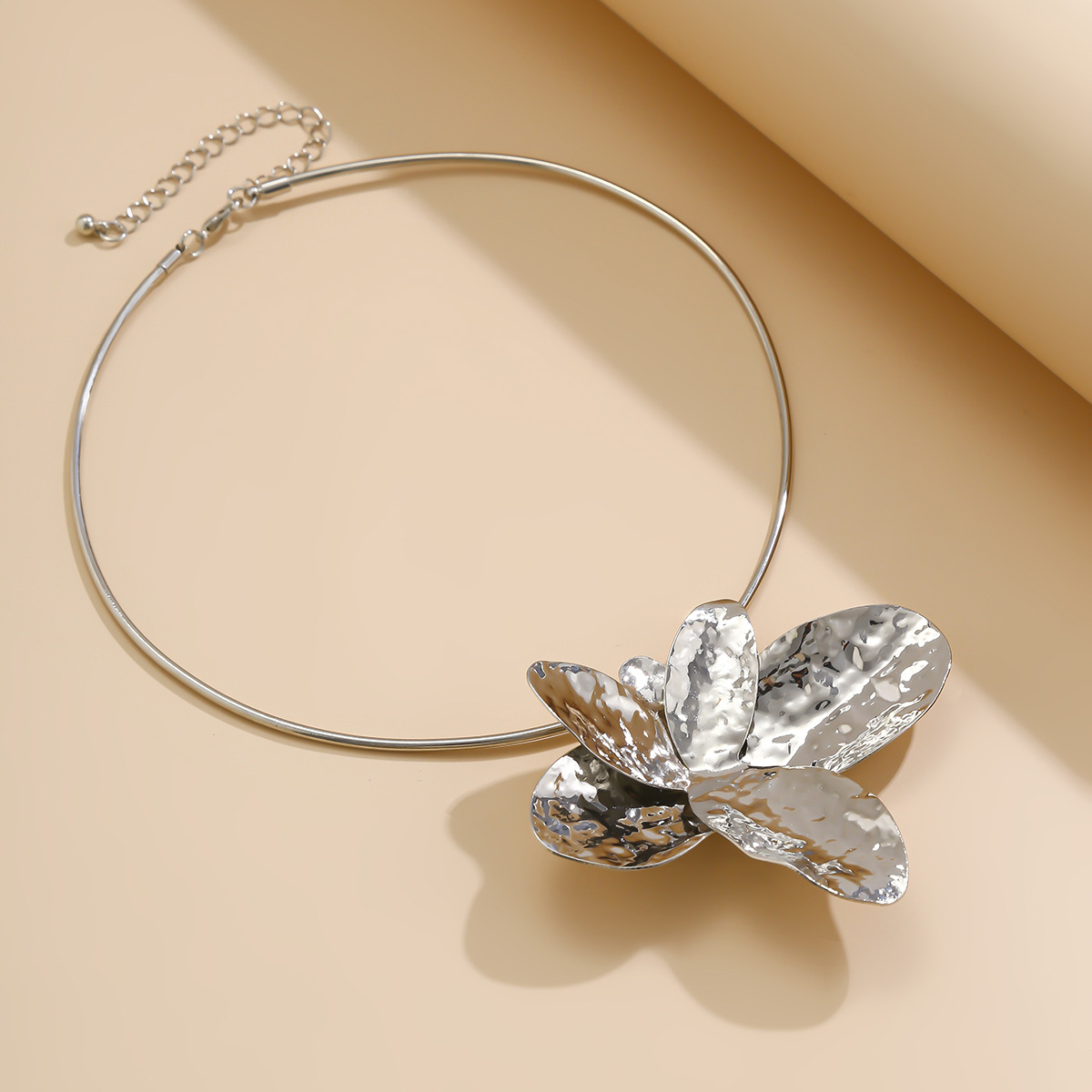 European and American cross-border jewelry, irregular metallic petal collar, fashionable and simple iron collarbone set necklace Application Scenario