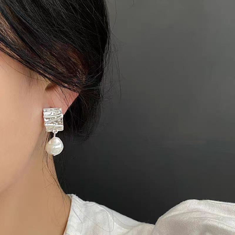Textured pearl earrings for women, simple, fashionable, individual and elegant. S925 stud earrings, versatile and elegant earrings full figure