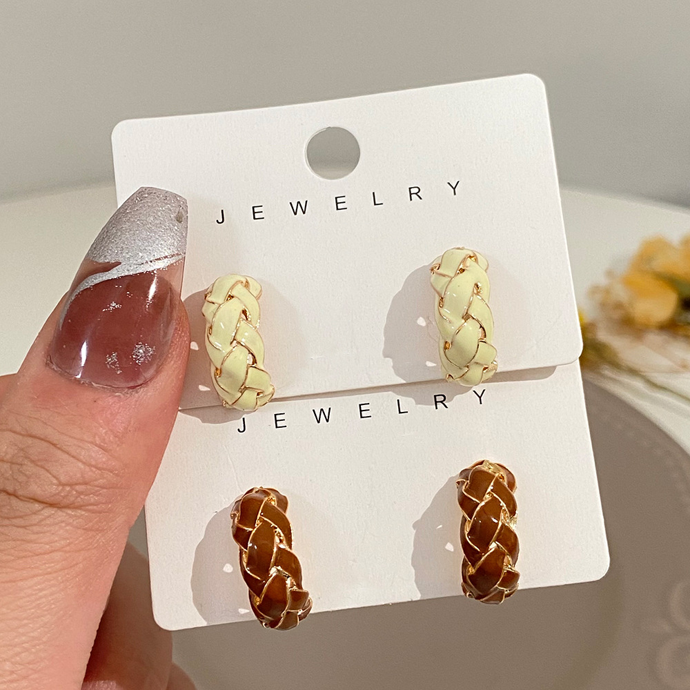 Retro oil-drip braid earrings, European and American Instagram fashion niche design geometric C-shaped earrings, trendy earrings for Internet celebrities full figure