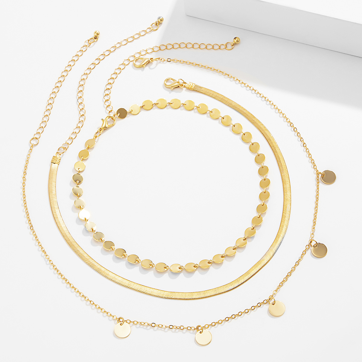 European and American cross-border jewelry, simple and elegant round pendant set, trendy geometric fine chain collarbone chain for women Application Scenario