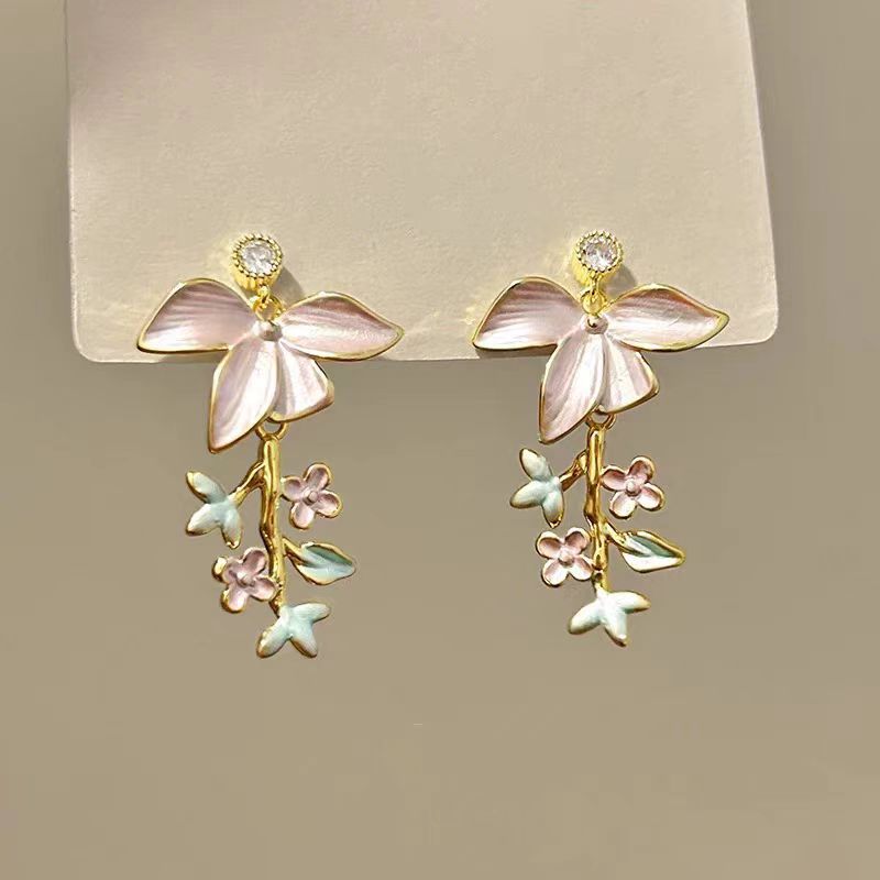 Spring flowers are in full bloom! Purple flower tassel stud earrings with a unique and high-end feel, sweet and gentle spring earrings for women Application Scenario