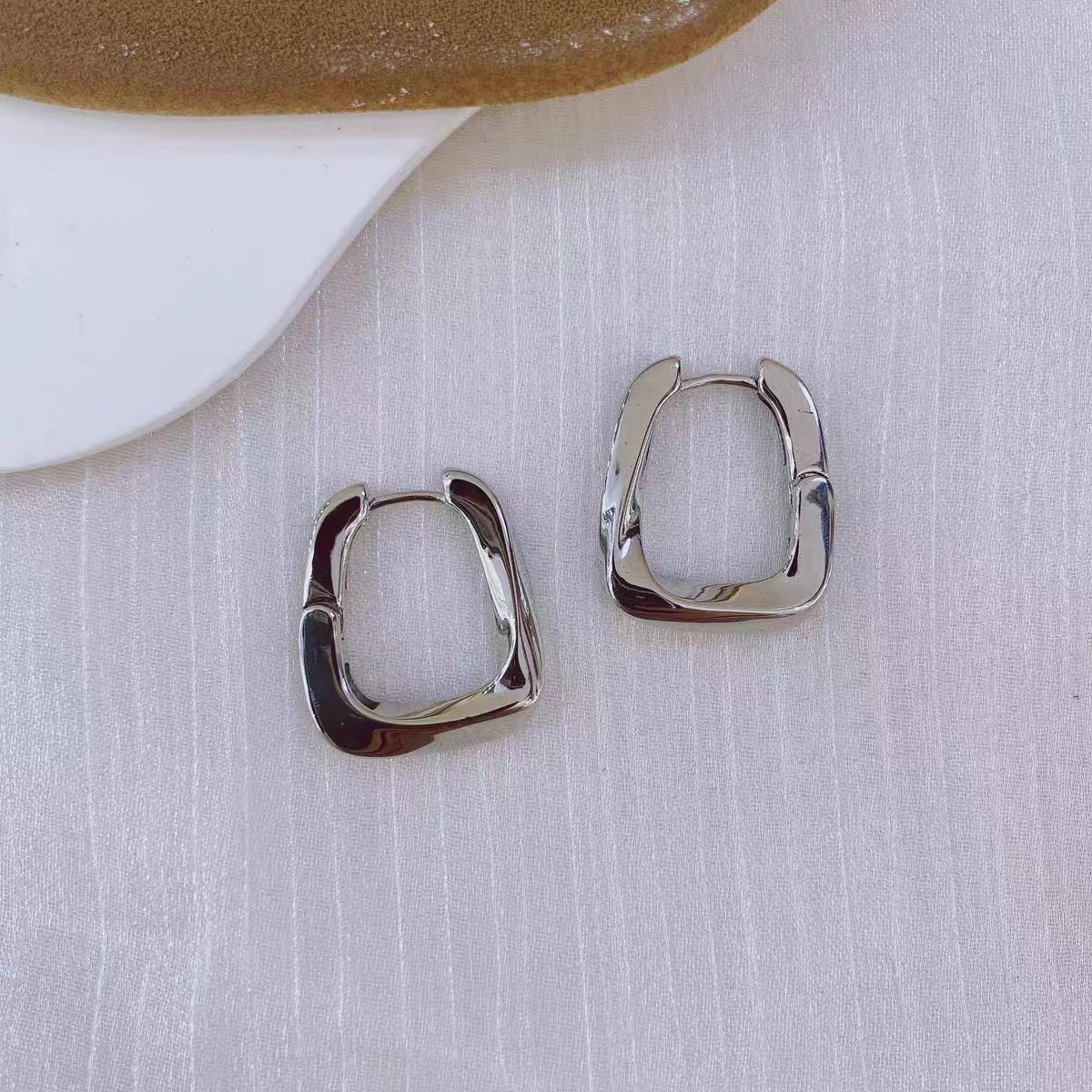 European and American minimalist plain bezel geometric earring earrings, a niche design with a high-end feel, a new 2025 bestseller for women Application Scenario