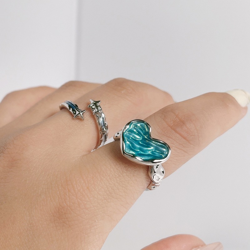 Simple enamel drop glaze texture blue heart-shaped ring, sweet and cool style by actress Mang, fashionable and niche design, versatile ring Application Scenario
