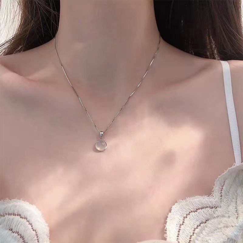 The White Moonlight transparent cat's eye necklace, a light luxury and niche collarbone chain, is a new style of elegant and popular online accessory in 2023 details Picture