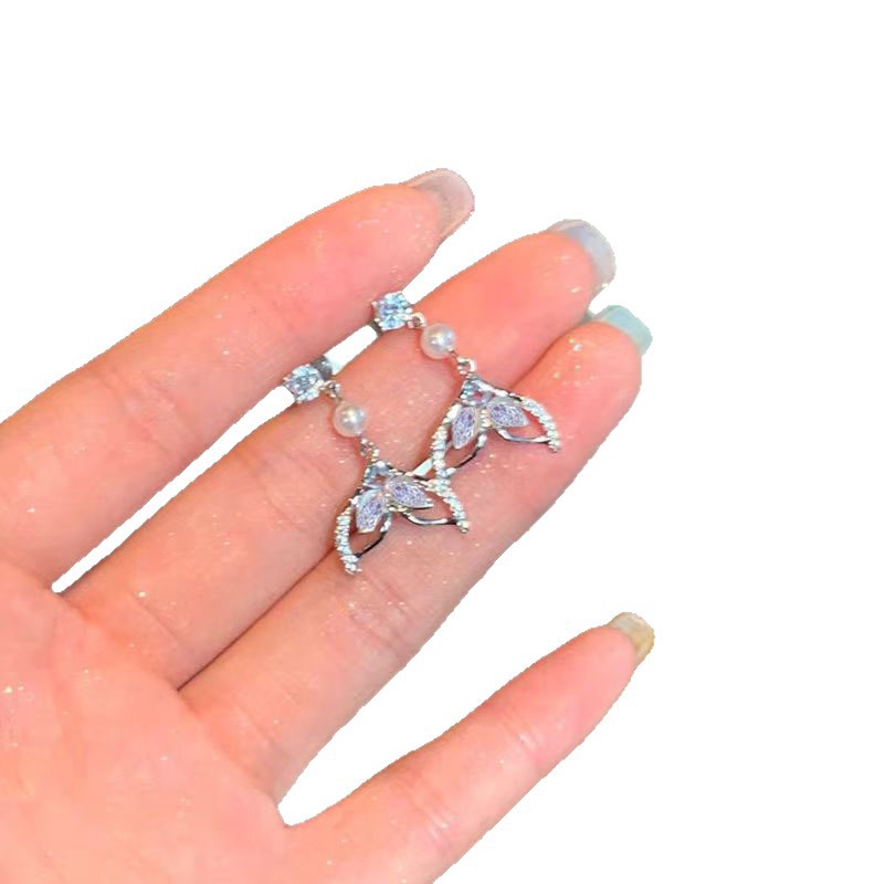 The Ocean series of dazzling fishtail forest-themed ear studs exude a light luxury and high-end charm, with a grand and elegant air. These ear studs are unique and beautiful earrings for women Item Picture