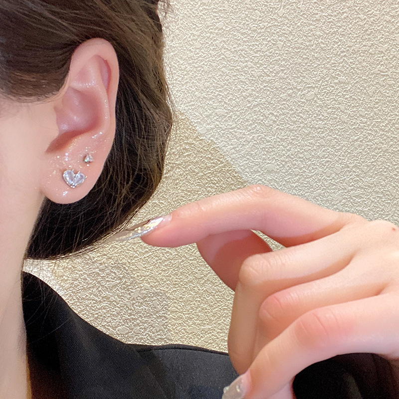 Micro-inlaid zircon heart-shaped pearl set stud earrings, sweet and cool style for women, versatile and simple earrings, 925 silver needle earrings wholesale Application Scenario
