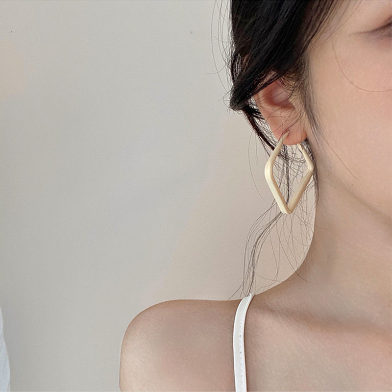 Candy-colored square earrings for women's summer 2025, a new trendy ear ring with a niche design and a light luxury earring feel Application Scenario
